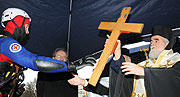 Griechisch-Orthodoxe Metropolie von Deutschland lädt ein: traditionelle Zeremonie der Gewässerweihung für die Isar an der Praterinsel 6.01.2009 (Foto: Ingrid Grossmann)